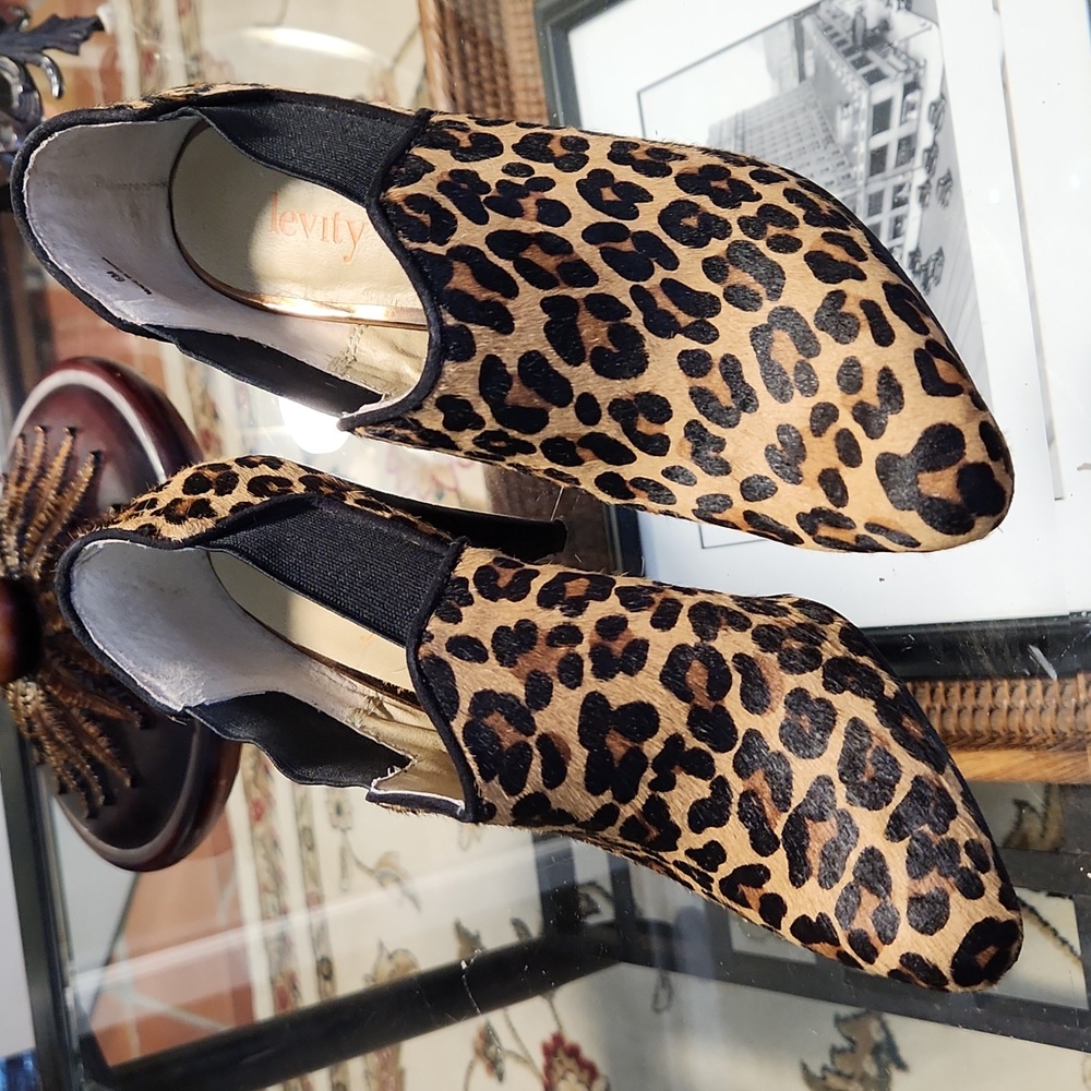 Levity, size 6 bootie